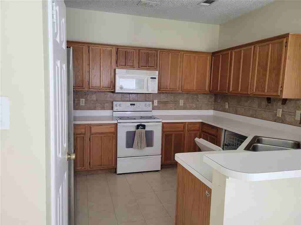 2614 Collins Blvd - Photo 2 of 9