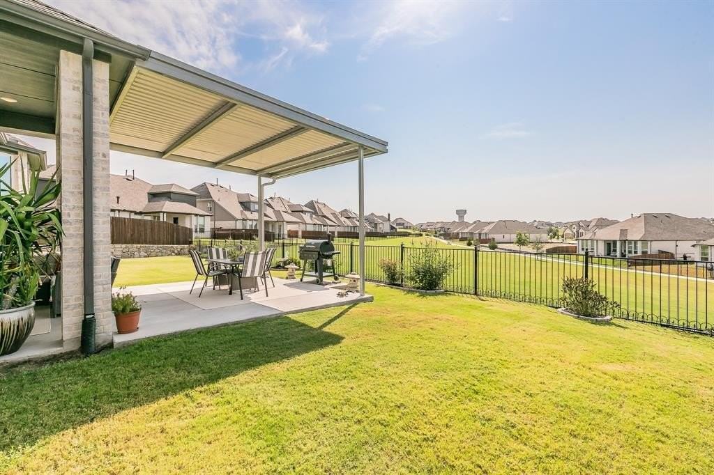 2214 Desmond Dr - Photo 3 of 33