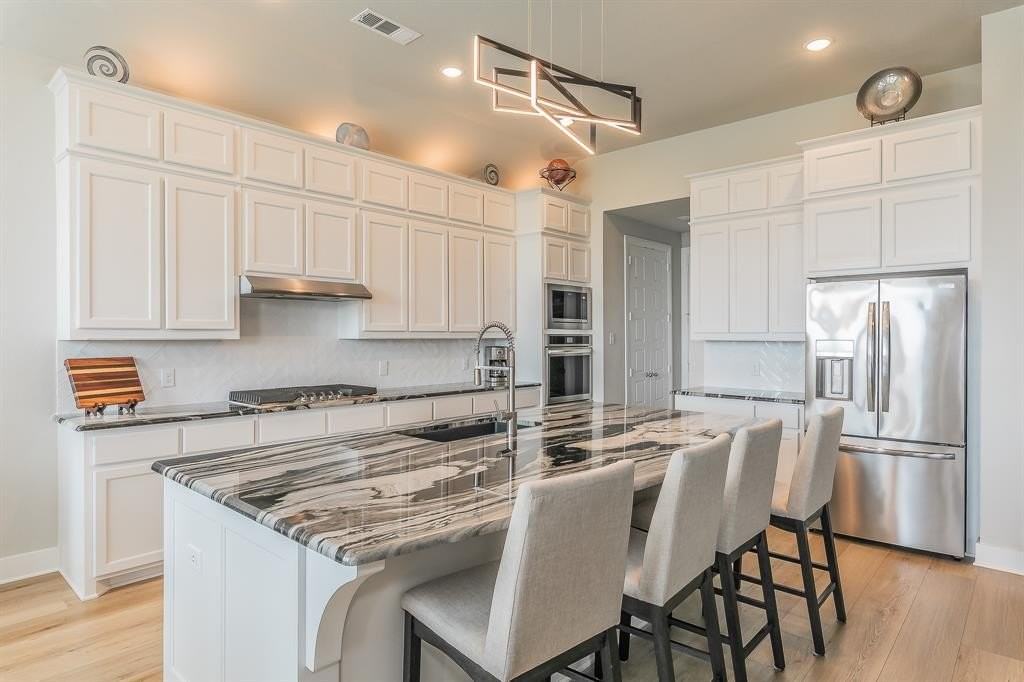 2214 Desmond Dr - Photo 4 of 33