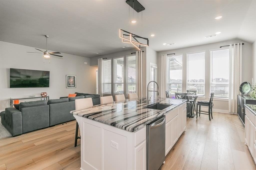 2214 Desmond Dr - Photo 5 of 33