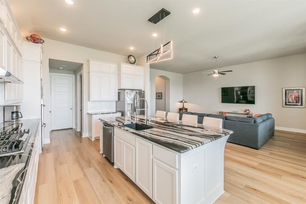 2214 Desmond Dr - Photo 6 of 33