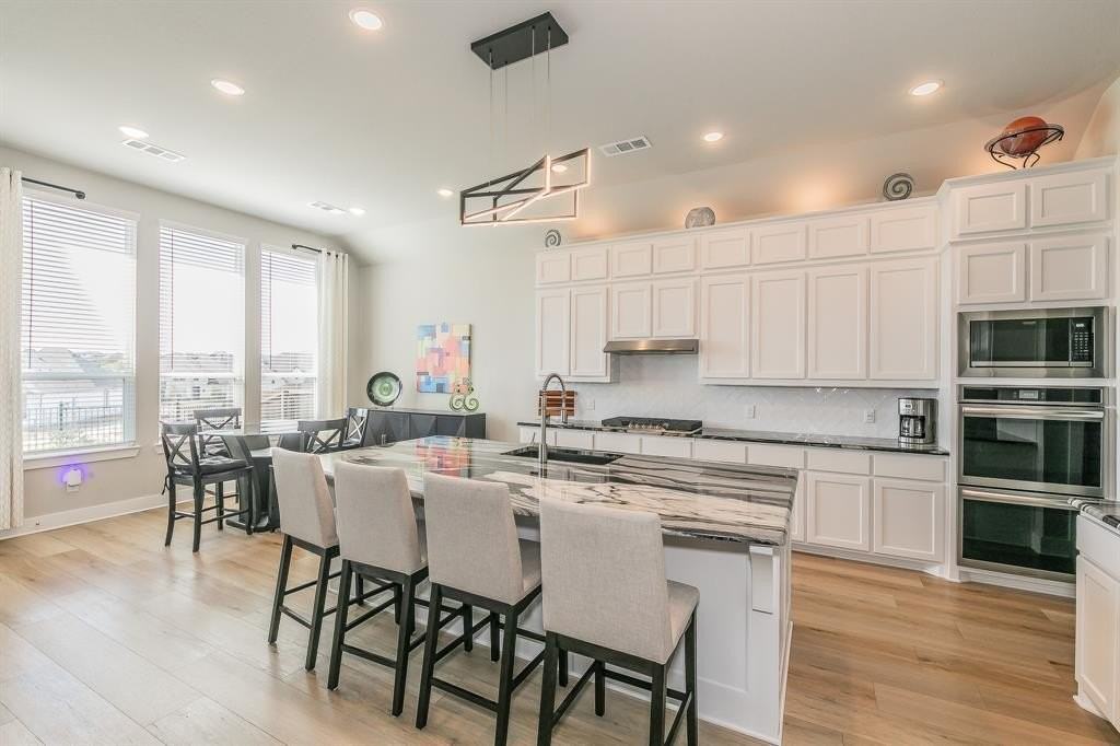 2214 Desmond Dr - Photo 7 of 33