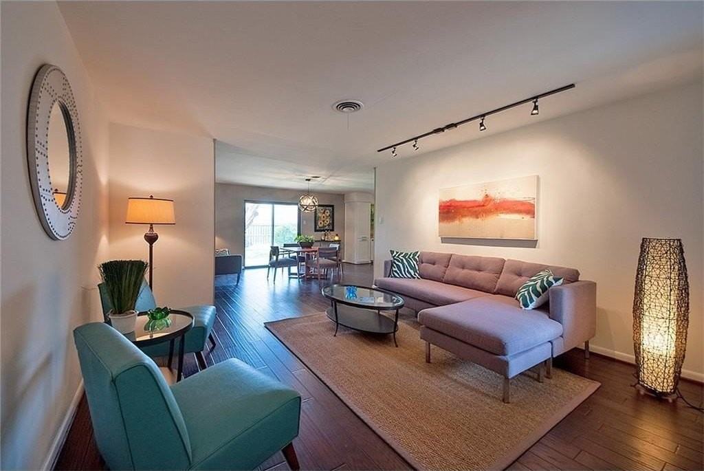 8717 Hackney Ln - Photo 4 of 21