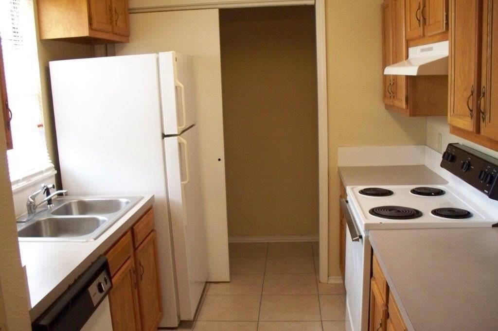 827 Russell Cir Unit 827 - Photo 5 of 18