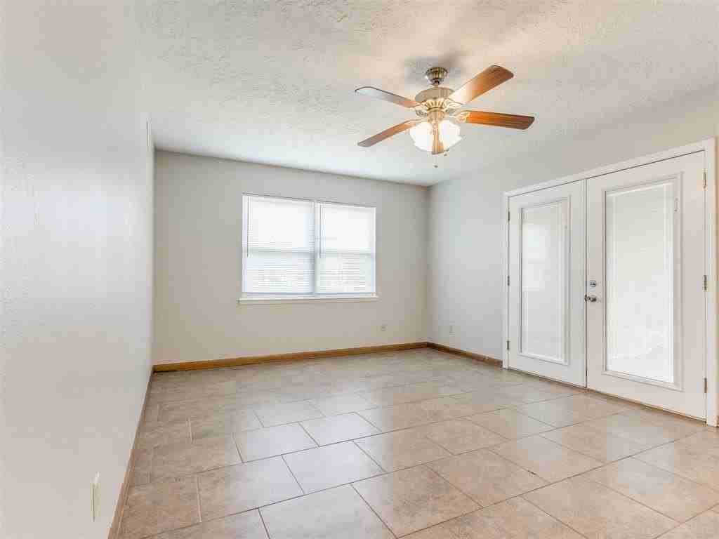 306 S Mercedes Dr - Photo 4 of 22