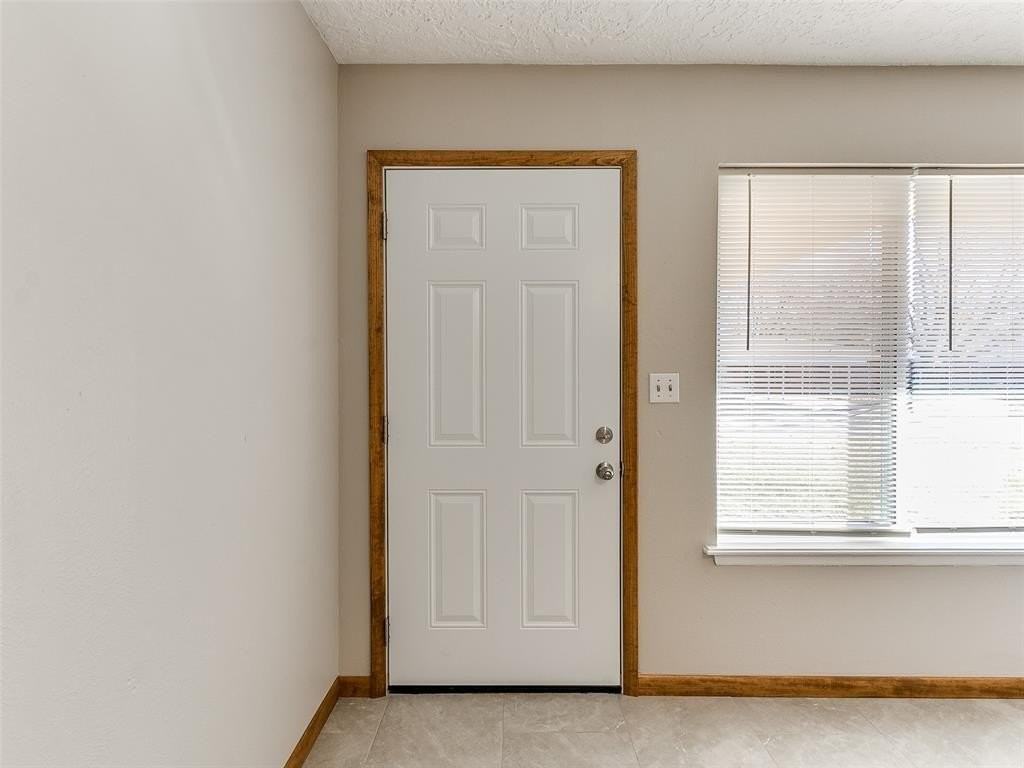 214 Thompson Dr - Photo 2 of 23