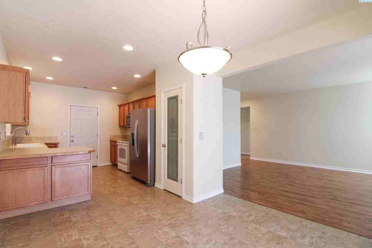 5241 Chris St - Photo 4 of 20