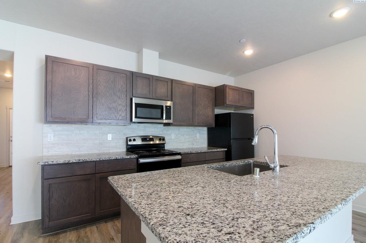 525 S Quillan Ct - Photo 3 of 20