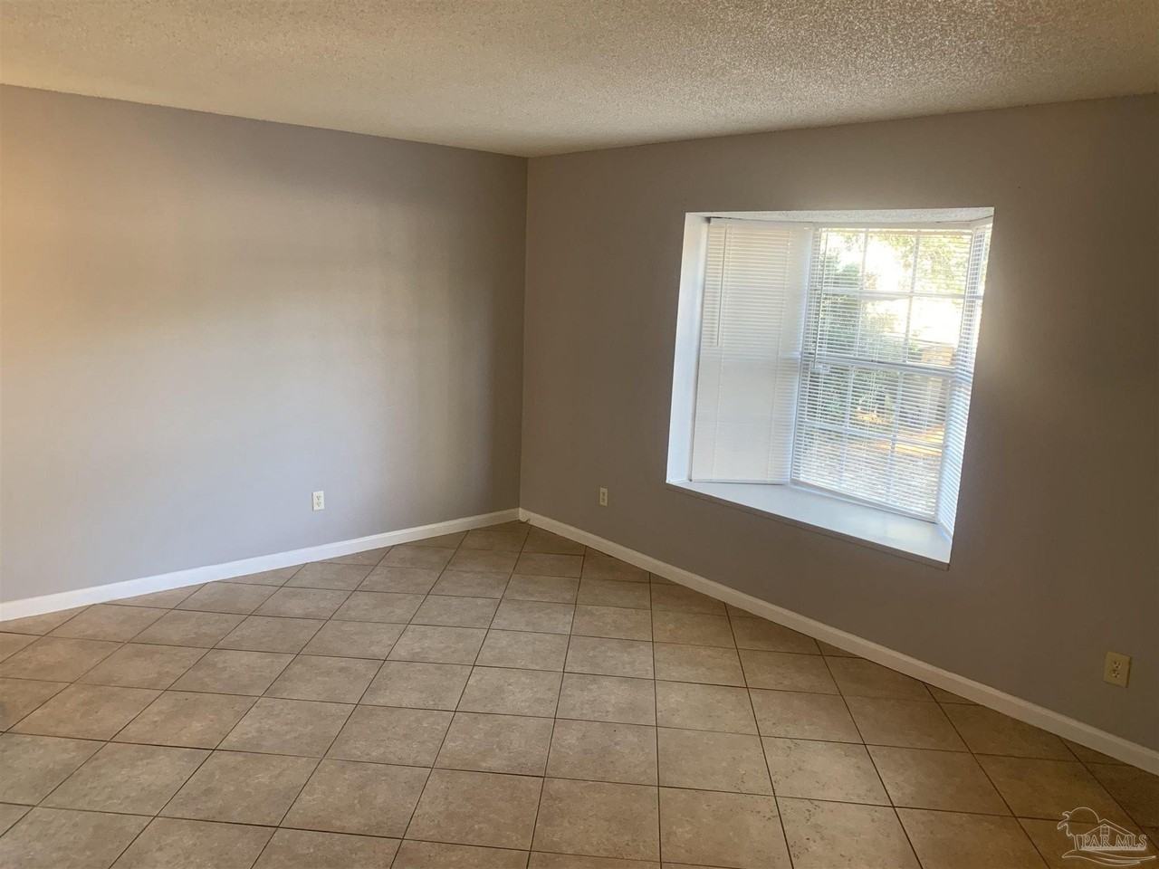 811 Massachusetts Ave - Photo 2 of 14