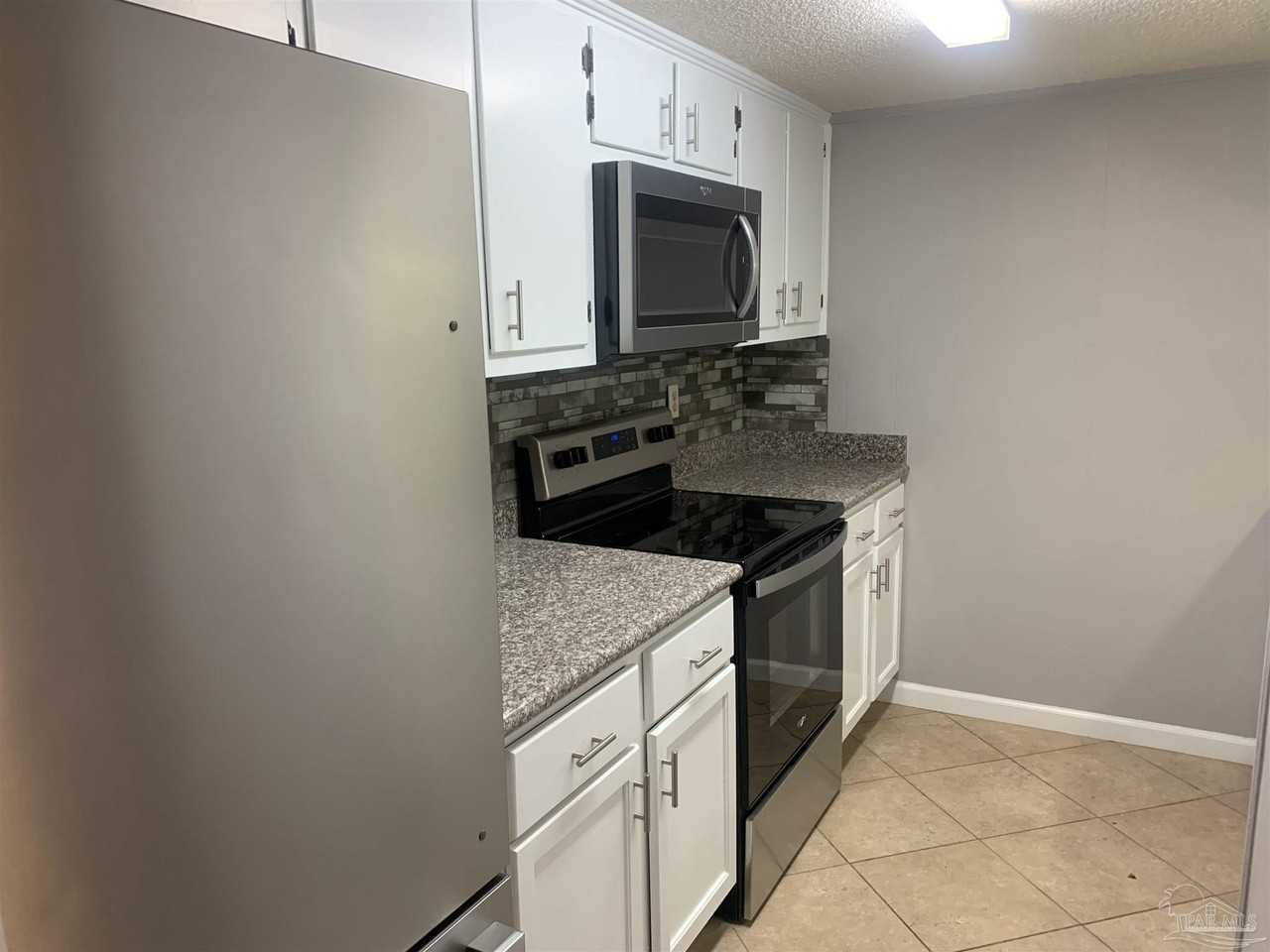 811 Massachusetts Ave - Photo 6 of 14