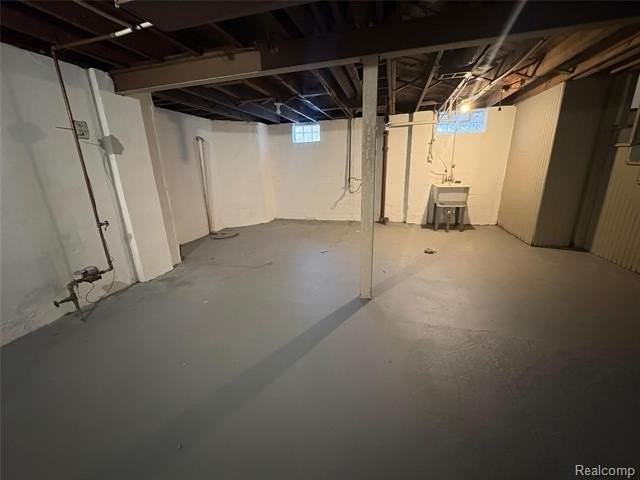 19479 Helen St - Photo 2 of 10