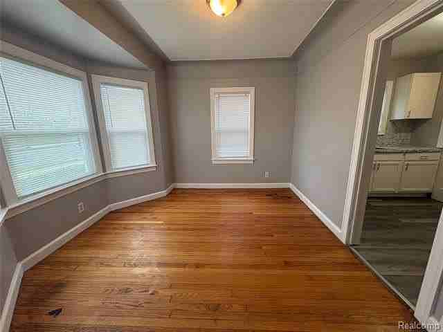 19479 Helen St - Photo 4 of 10