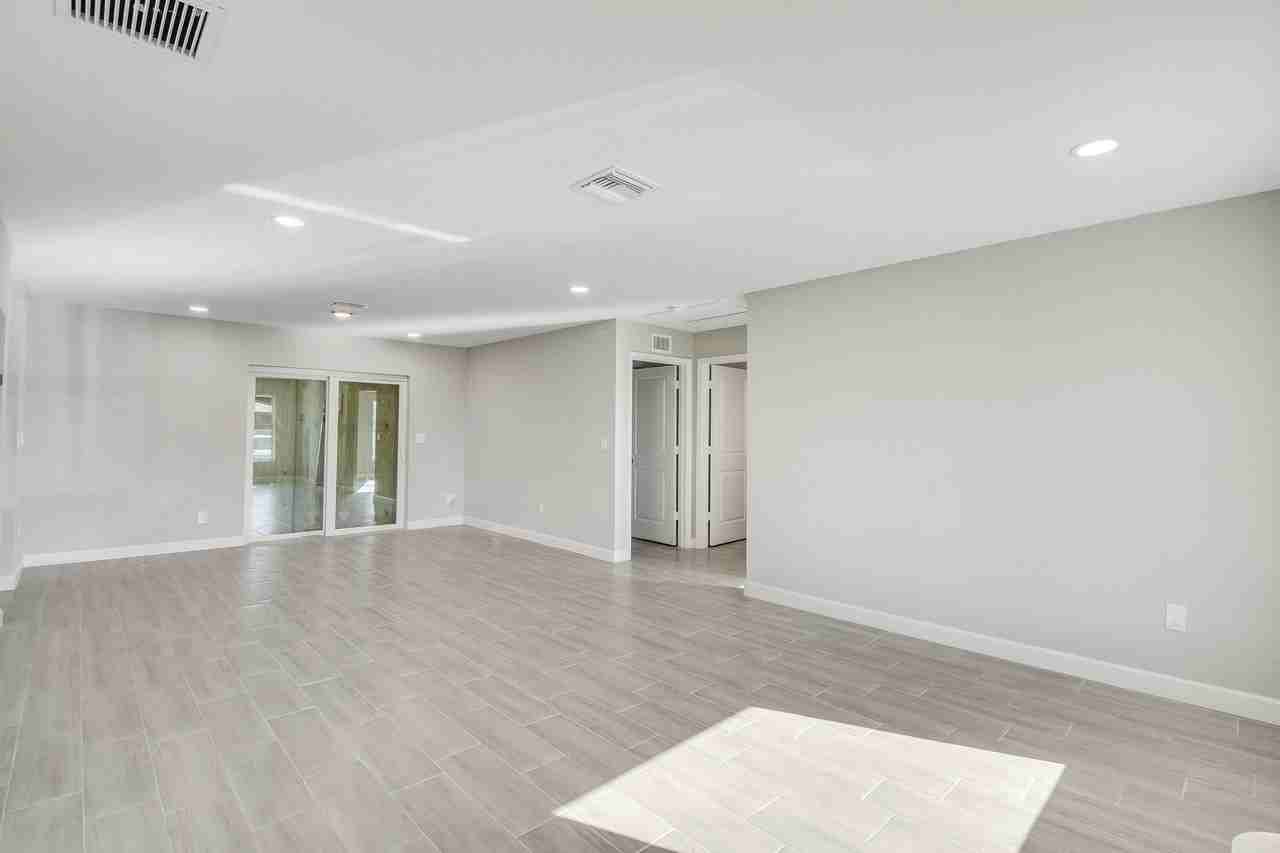 548 Sw 5th St - Photo 3 of 11