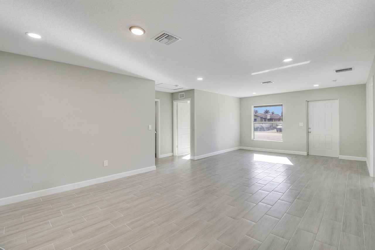 548 Sw 5th St - Photo 4 of 11