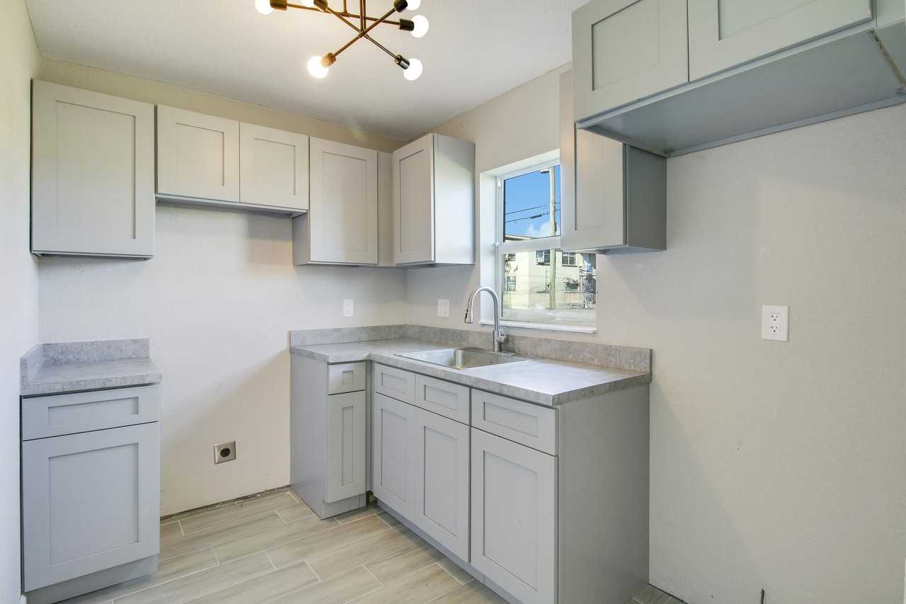 548 Sw 5th St - Photo 6 of 11