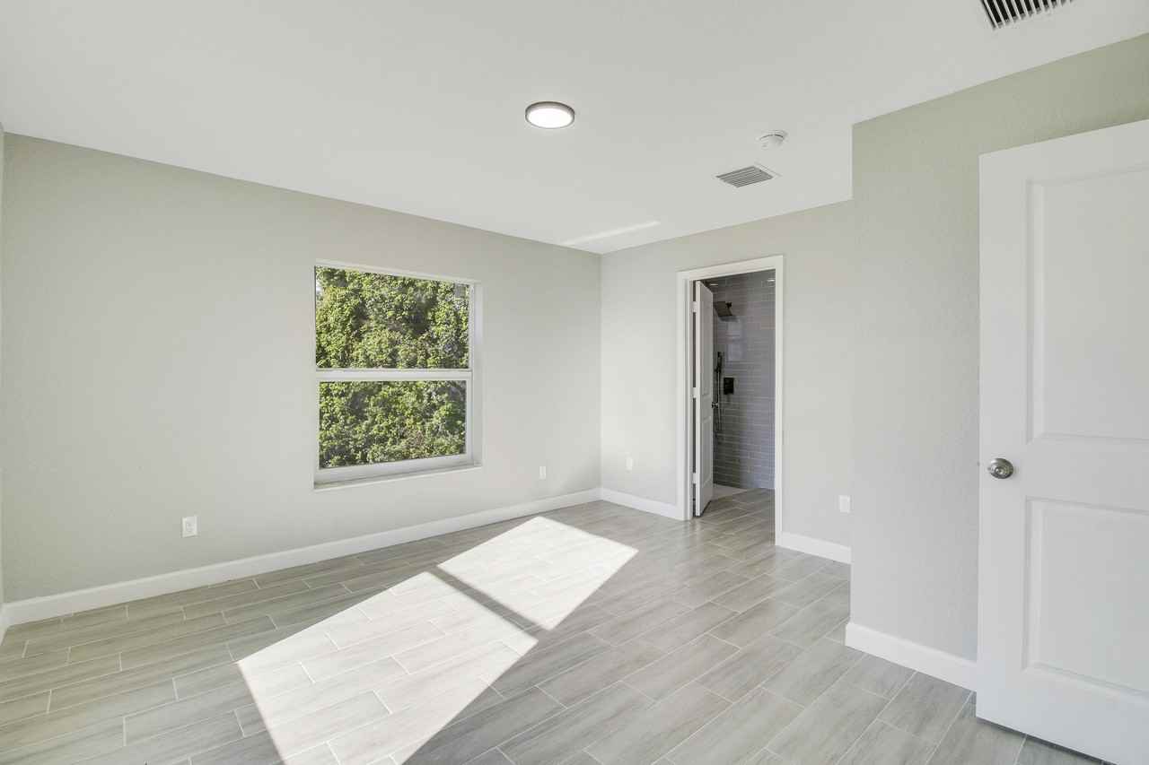 548 Sw 5th St - Photo 7 of 11