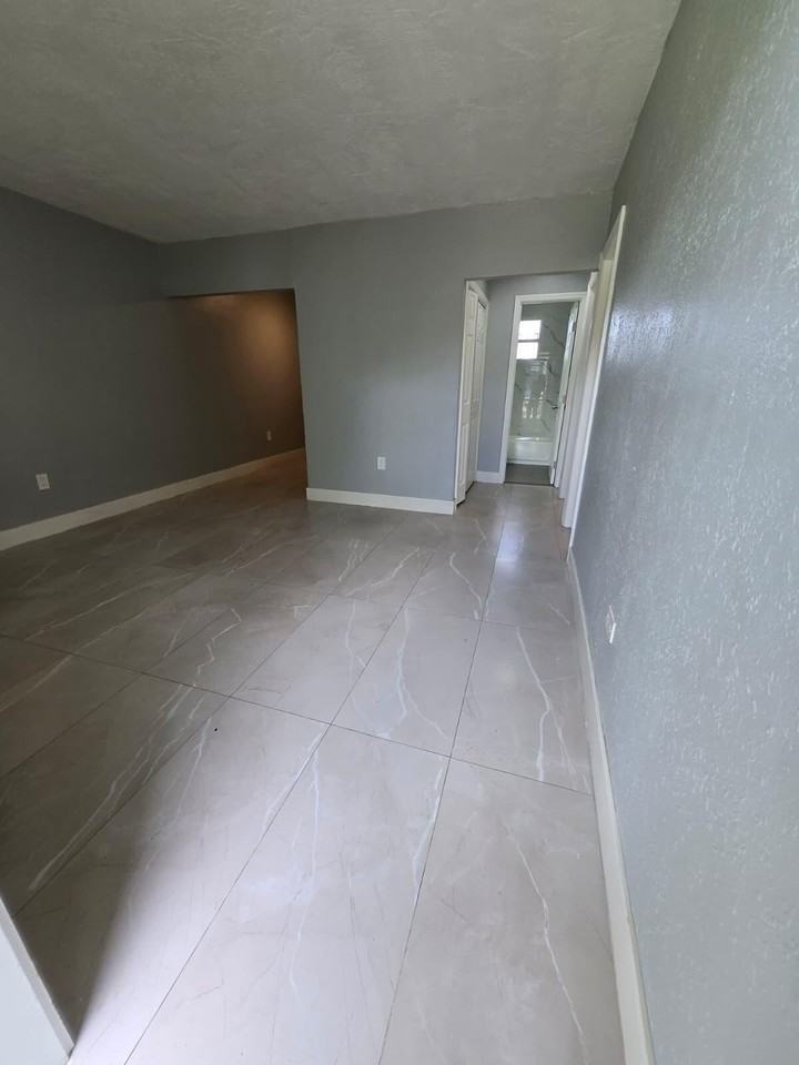 1015 Sw 8th St #1 - Photo 3 of 7