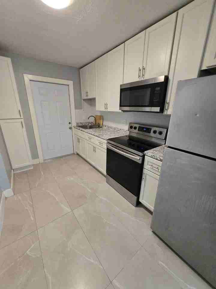 1015 Sw 8th St #1 - Photo 4 of 7