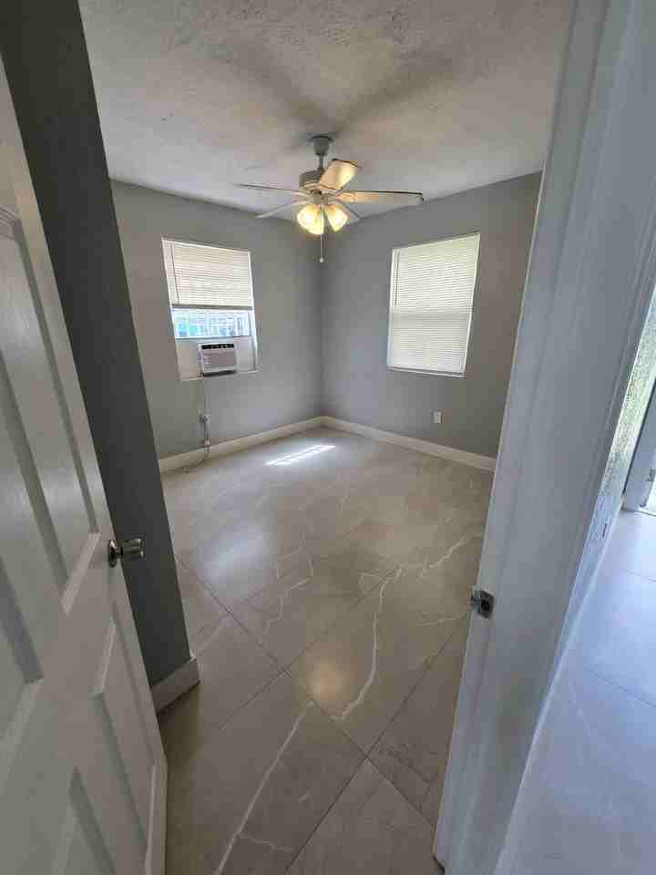 1015 Sw 8th St #1 - Photo 5 of 7