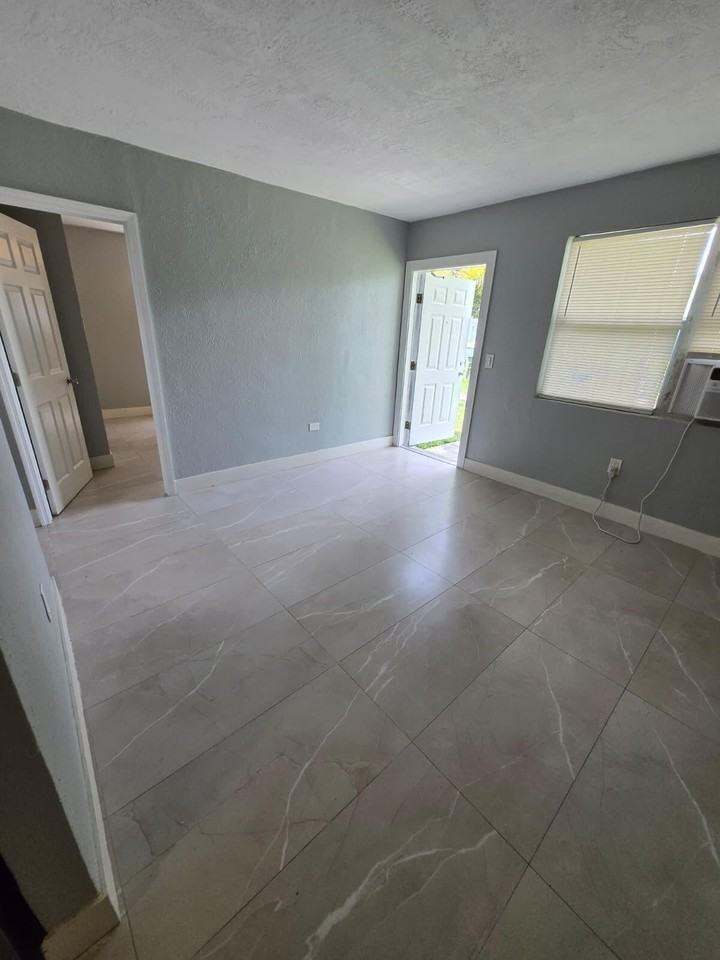 1015 Sw 8th St #1 - Photo 6 of 7
