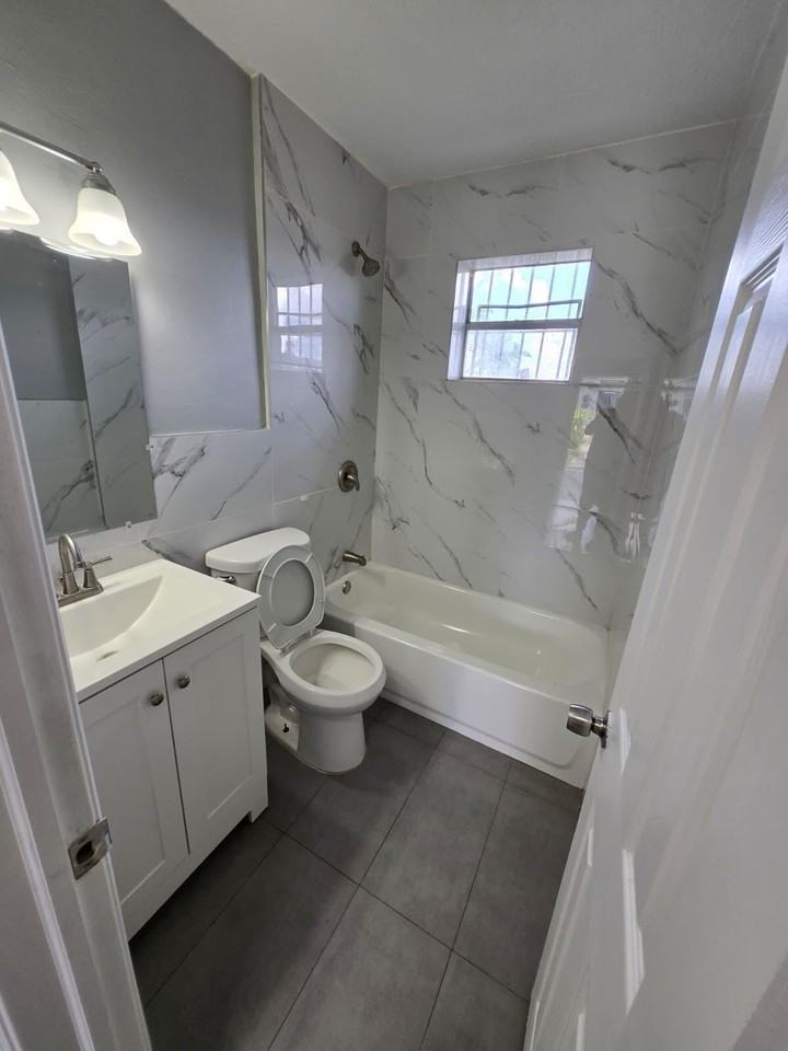 1015 Sw 8th St #1 - Photo 7 of 7