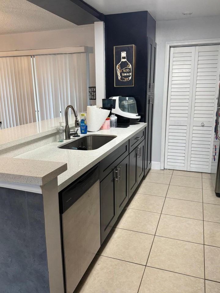 4952 Sheridan St Unit 2 - Photo 3 of 8