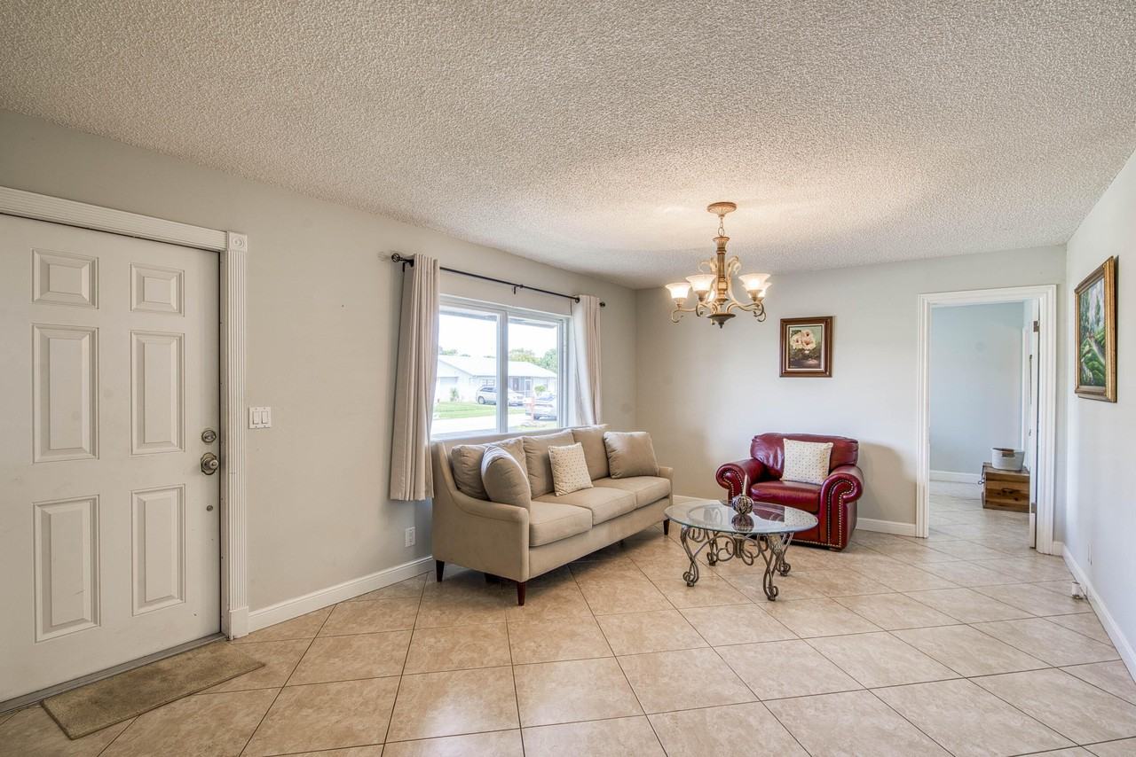 19468 Delaware Cir - Photo 3 of 24