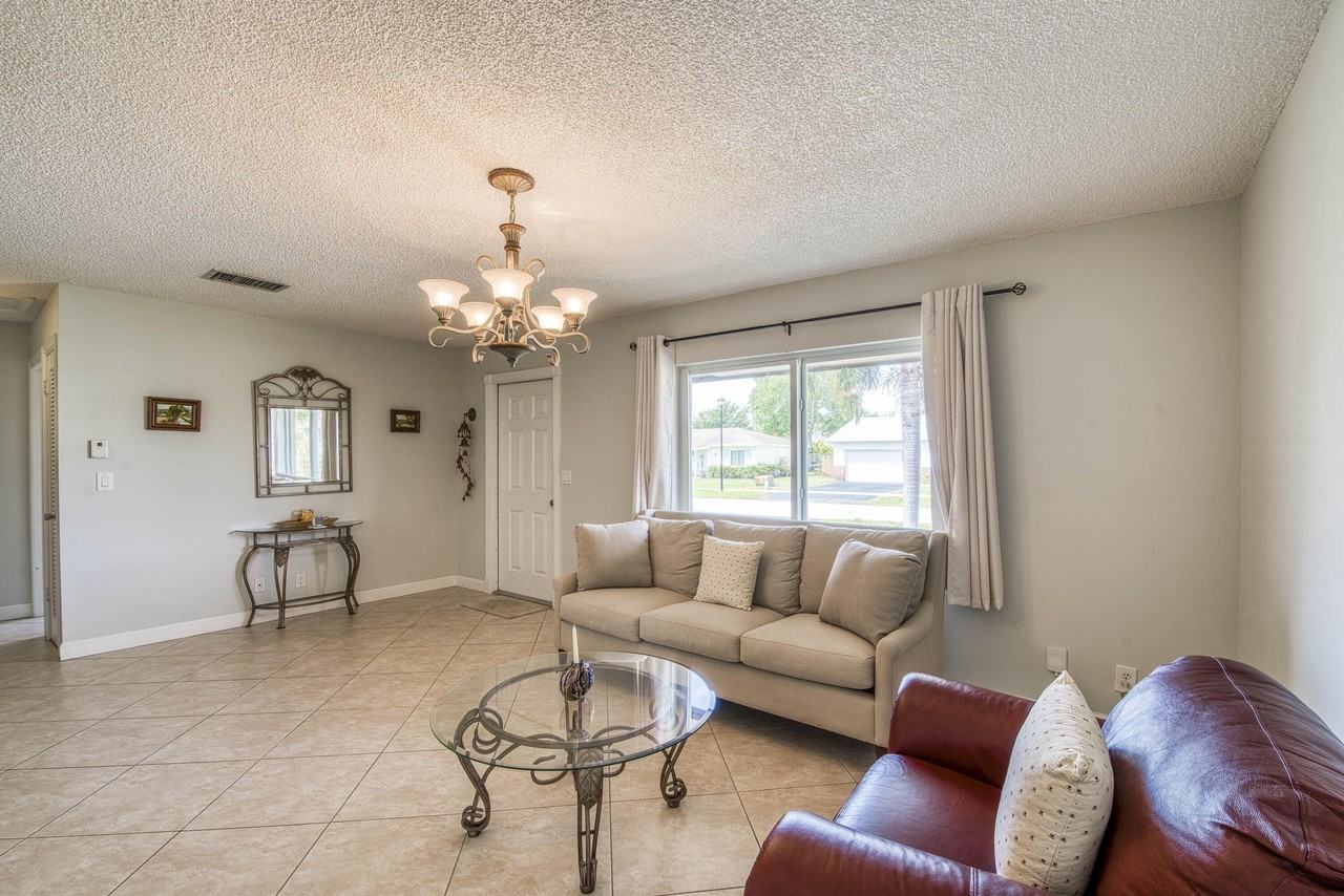 19468 Delaware Cir - Photo 5 of 24