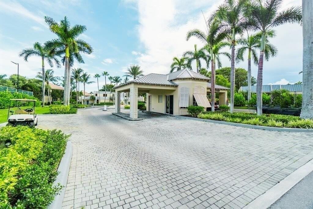 9 Royal Palm Way #2010