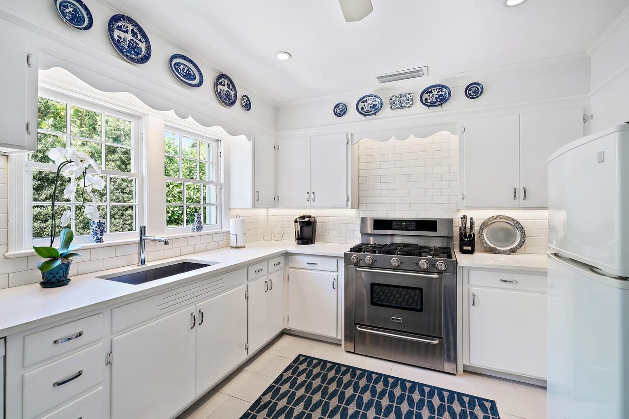 230 Colonial Ln - Photo 7 of 16