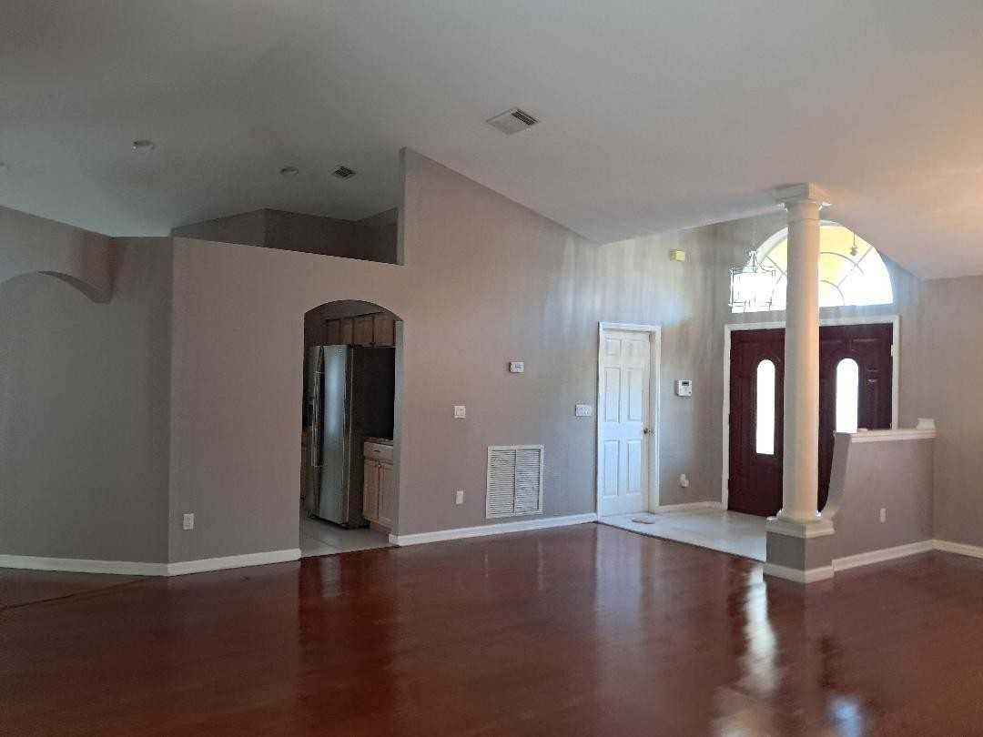 242 Sw Amesbury Ave - Photo 5 of 8