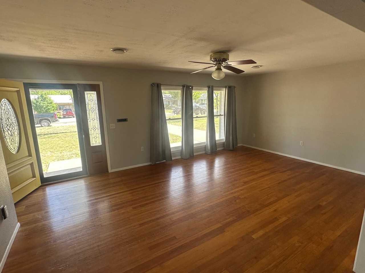 2302 W Avenue L - Photo 5 of 16