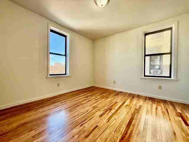 2758 Holland Ave - Photo 5 of 8