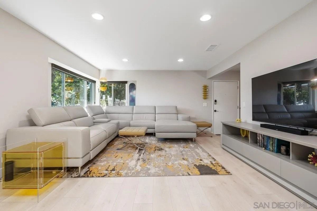 1516 Encino Ave Apt B - Photo 7 of 33