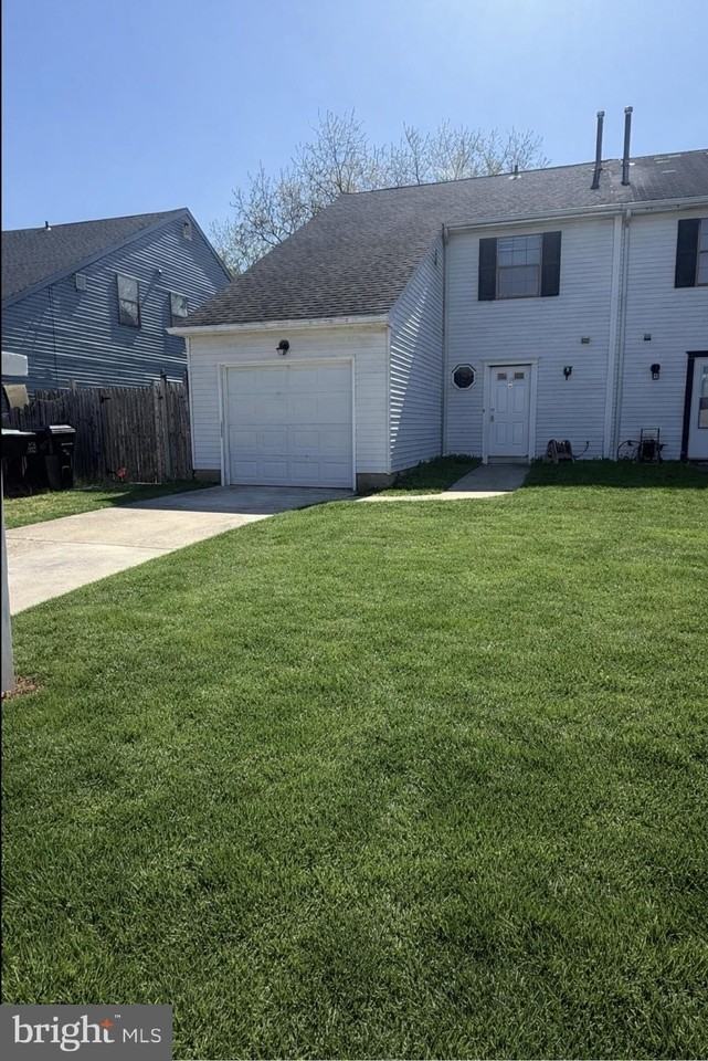 8 Hewitt Ln - Photo 2 of 16