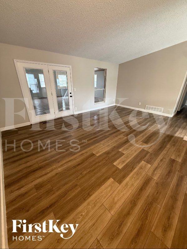 5216 Frisco Dr - Photo 2 of 10