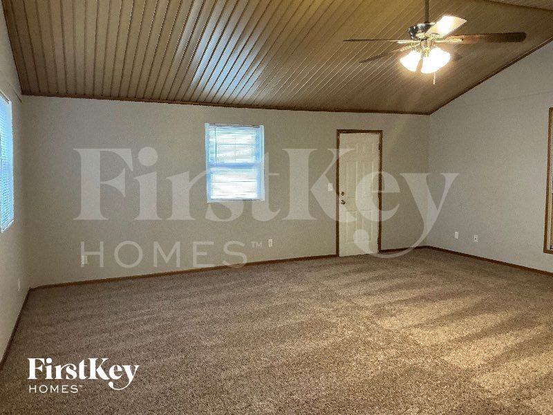 5216 Frisco Dr - Photo 4 of 10