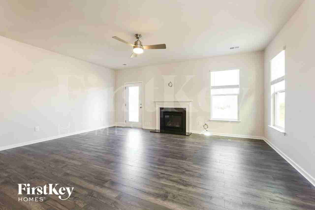 565 Hillpark Ln - Photo 4 of 15