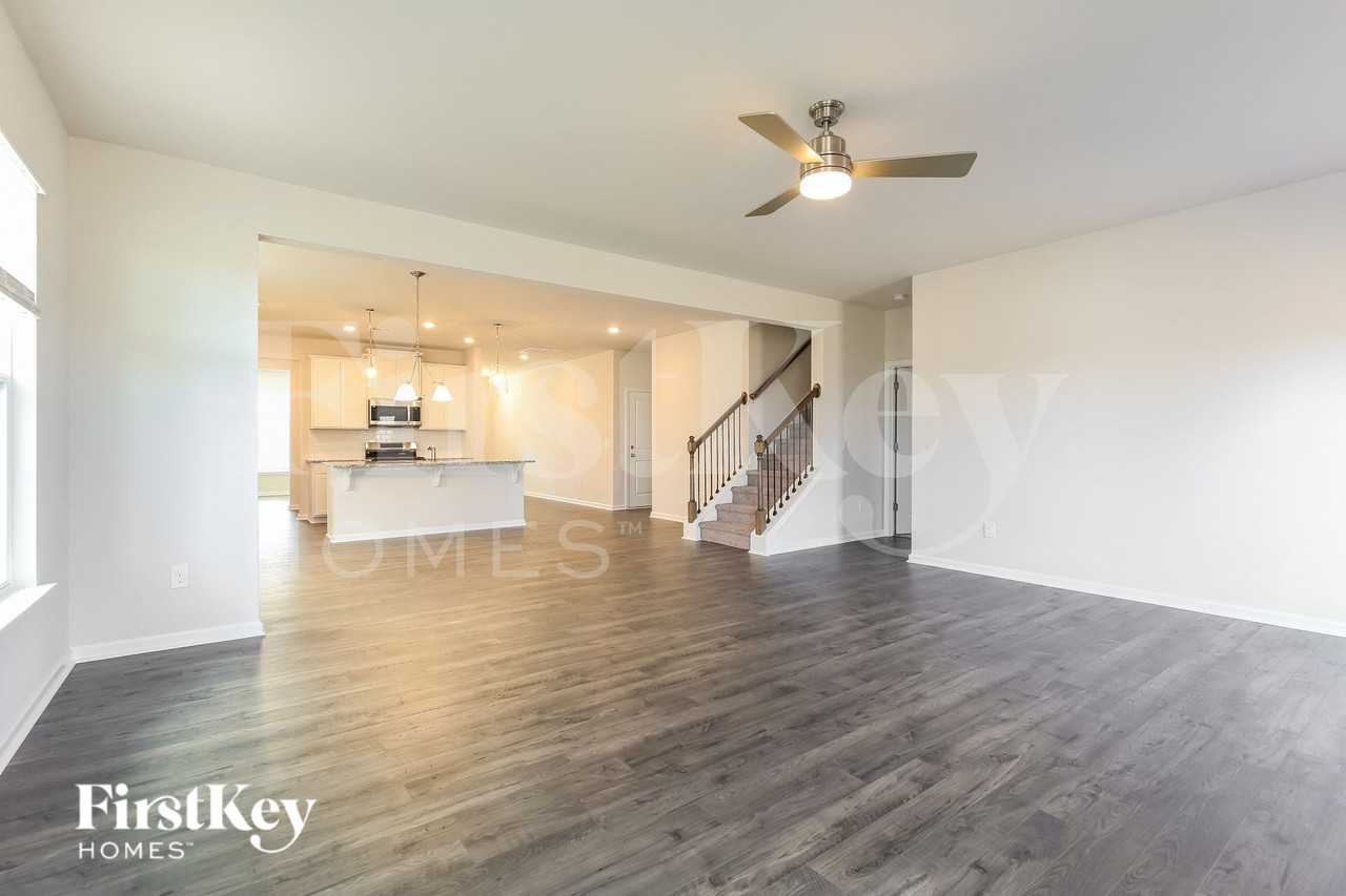 565 Hillpark Ln - Photo 5 of 15