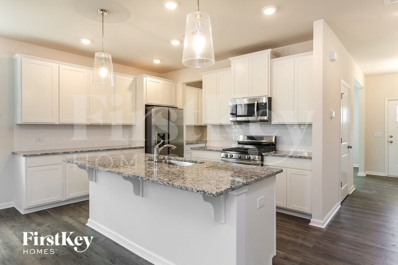 565 Hillpark Ln - Photo 6 of 15