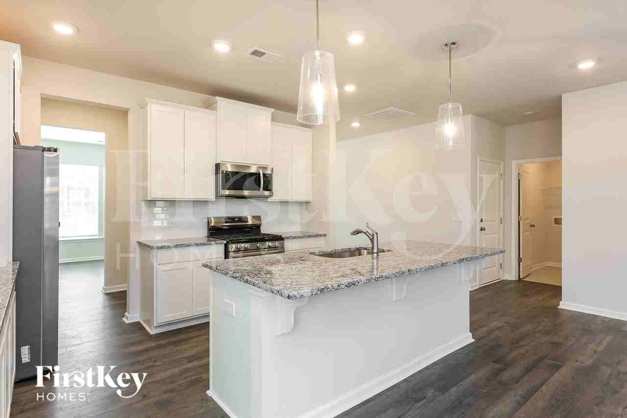 565 Hillpark Ln - Photo 7 of 15