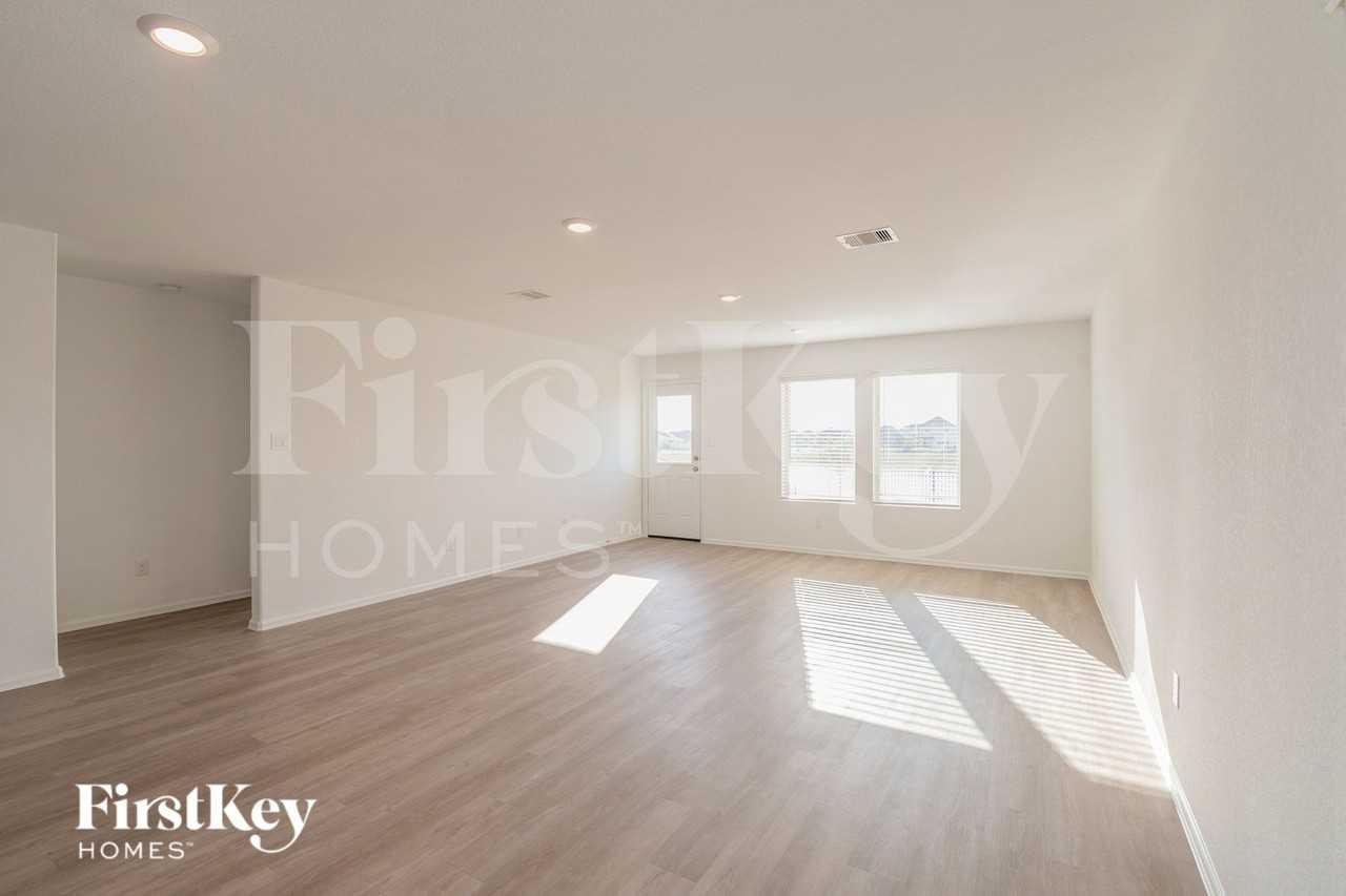 453 Maple Bend Ln - Photo 4 of 15