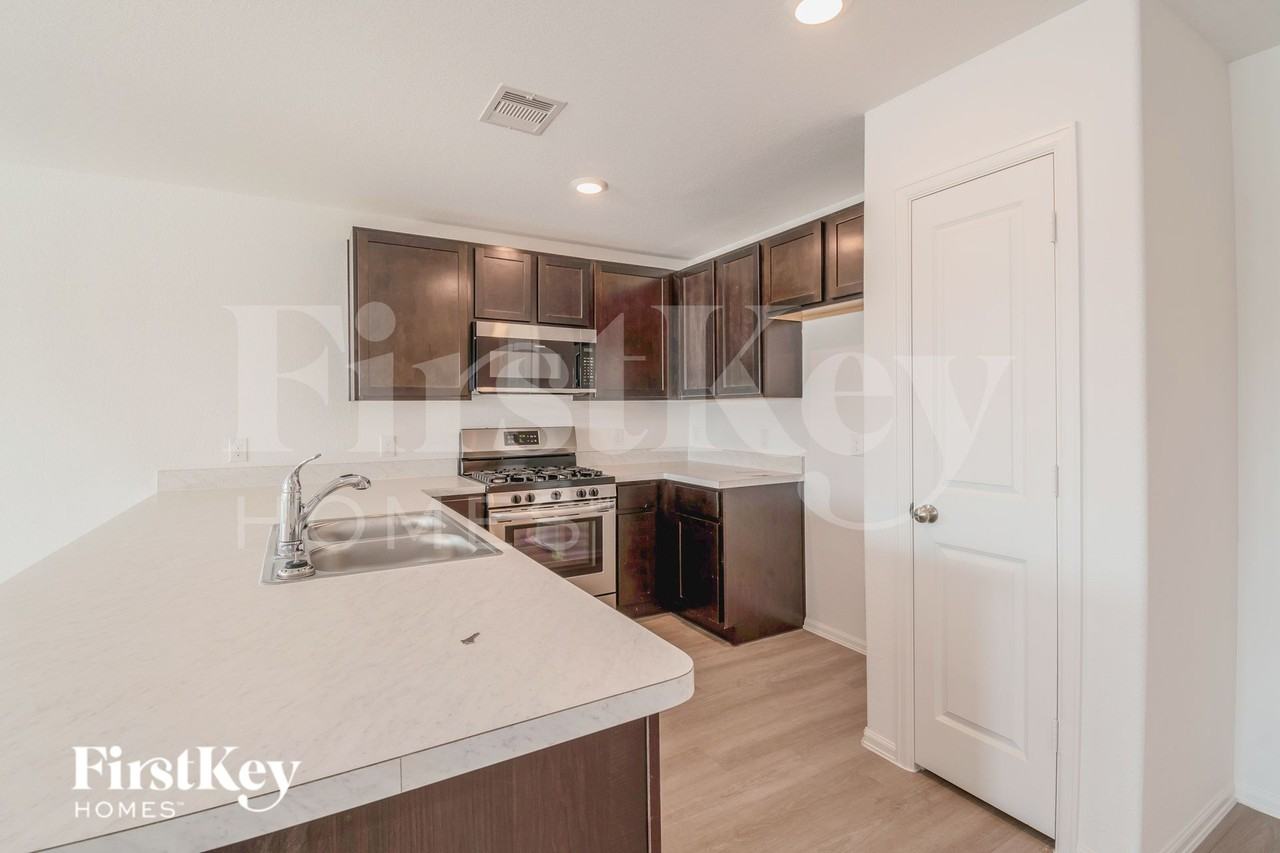 453 Maple Bend Ln - Photo 6 of 15