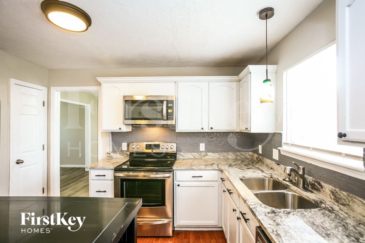 8438 Aviva Ln - Photo 5 of 15