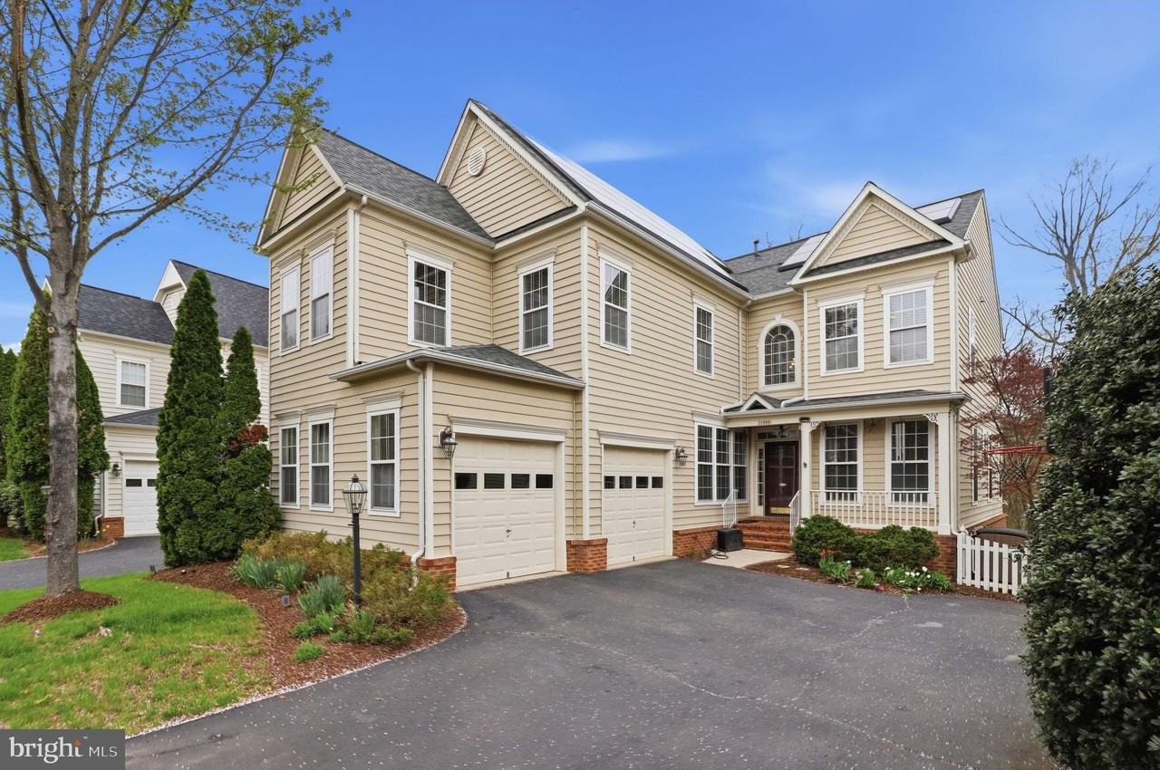 21898 Windover Dr - Photo 2 of 50