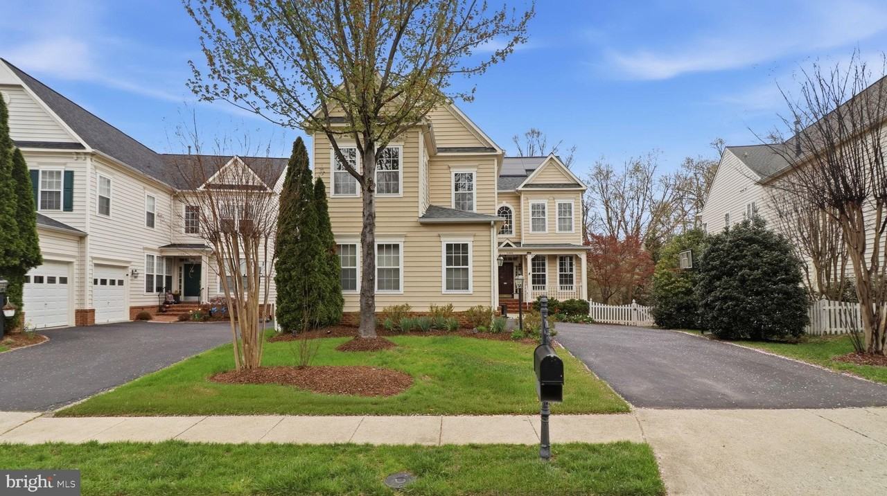 21898 Windover Dr - Photo 3 of 50