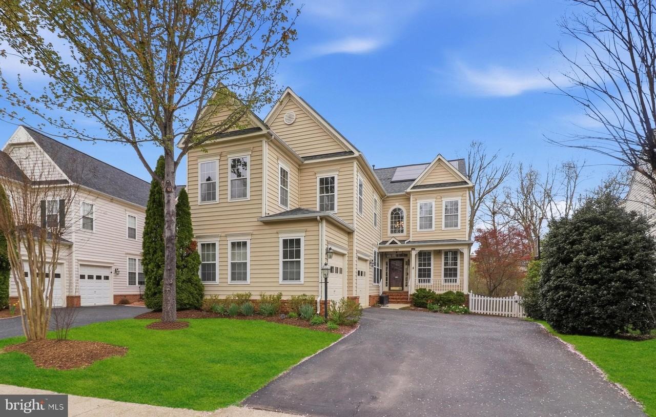 21898 Windover Dr - Photo 4 of 50