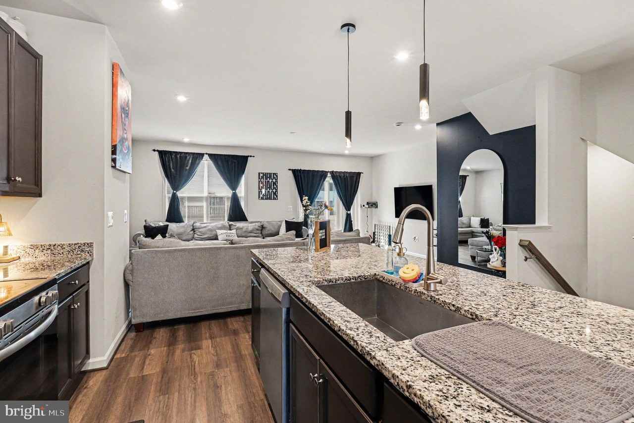 4102 Bolton Ct - Photo 3 of 30