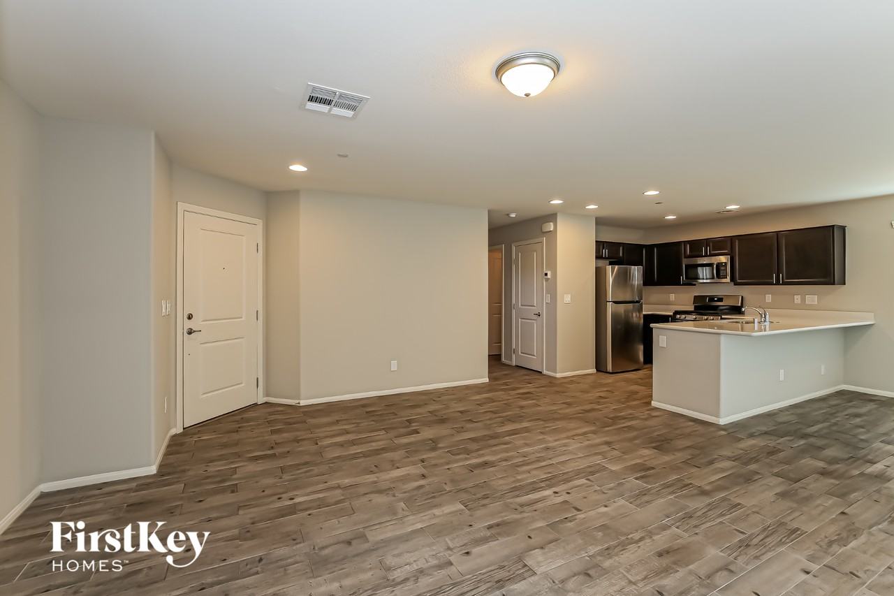 3628 Monkfish Ct - Photo 4 of 15