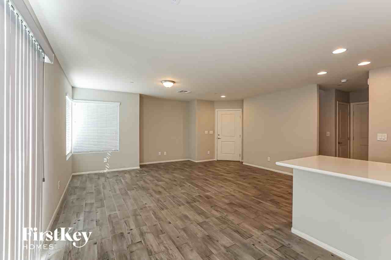 3628 Monkfish Ct - Photo 5 of 15